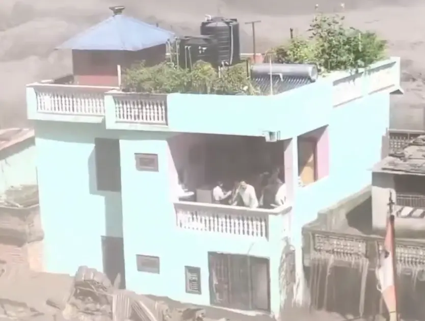 ▲尼泊爾洪災吞噬了大量房屋，一棟小綠屋在洪水不斷衝擊的情況下倖存。（圖／翻攝自X）