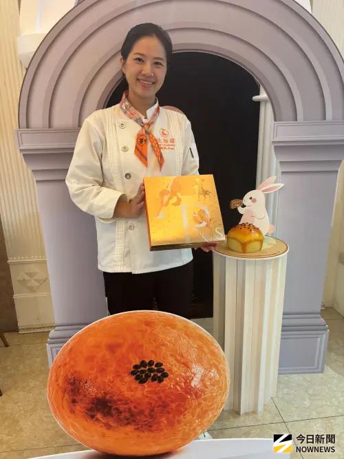 ▲法式甜點品牌法布甜主打「健康、安心」，今年推出鳳梨酥、蛋黃酥、奶皇月餅及水果流心冰皮月餅等多款中秋禮盒，提供更多選擇。（圖／記者金武鳳攝，2026.8.31)