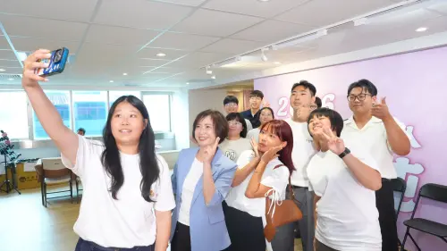 首投族代領表力挺　何欣純拋青年政策9/2登記