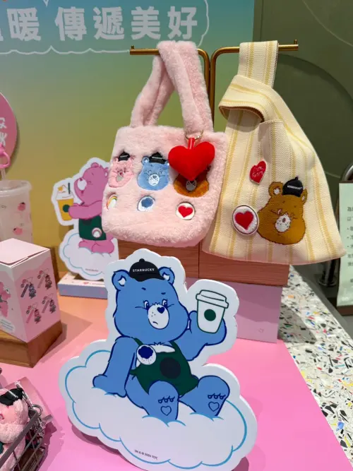 ▲星巴克Care Bears各式提袋柔軟療癒。（圖／記者蕭涵云攝）