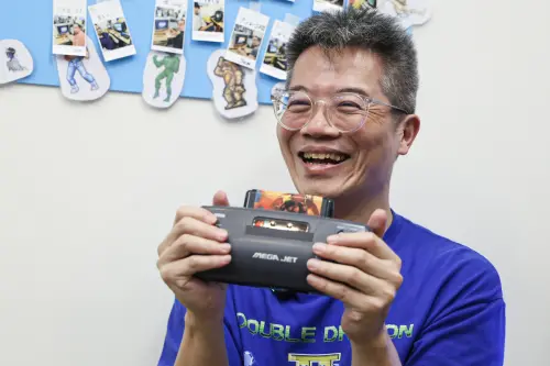 ▲戴老闆拿著最愛收藏「SEGA MEGA JET」，談起競標過程依然相當興奮。（圖／記者朱永強攝）