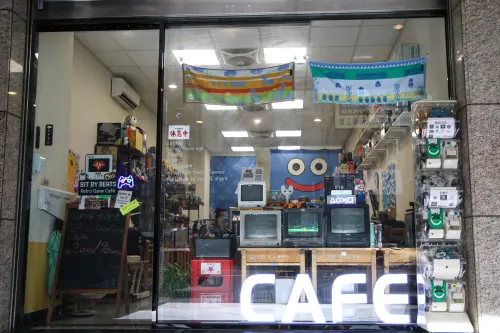▲從收藏一路開成店，「BBB Retro Game Cafe' 位元跳動懷舊電玩咖啡館」也是戴老闆分享興趣的空間。（圖／記者朱永強攝）