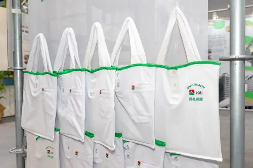 ▲此次蒐集門市汰換的夏季制服，交由在地團隊重新裁製為「賞屋服務帶看包」。（圖／信義房屋提供）