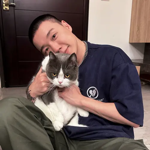 ▲Toyz貼文有標註2024年5月16日，正是他入獄當天的日期，推測可能是入監服刑前就先拍好庫存照片。（圖／Toyz IG＠toyzlol）