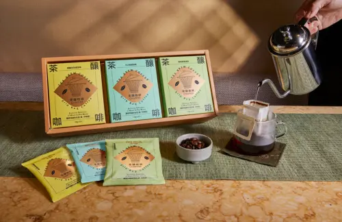 ▲經過桶釀製的特選咖啡豆與茶葉，茶釀濾掛咖啡不僅品味道醇香咖啡，尾韻更呈現獨特的回甘風味。（圖／NOWNEWS攝）