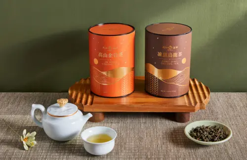 ▲天仁中秋檔期推出高山金萱茶與凍頂烏龍茶加價購，單筆消費不限金額，即可用430元加購一罐（100公克），為團聚茶席再添甘醇茶香。（圖／NOWNEWS攝）