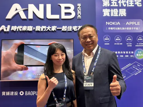 ▲寶舖建設董事長劉克健（右）與品牌總監劉于寧（左）出席展覽，解密「第五代住宅」主動預測設備維養與不加價的理念。（圖／記者徐銘穗攝,2026.09.01）