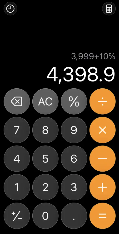 ▲iPhone內建計算機的百分比功能不只可算折扣，也能直接計算服務費；例如消費3999元、加收10%服務費，只要輸入「3999＋10%」，就會直接顯示4398.9元。（圖／手機截圖）