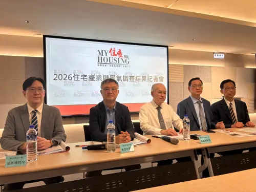 ▲住展雜誌與學界發布「2026住宅產業鏈景氣調查」，多位產學界學者專家出席記者會，示警信用管制恐對全台 140 萬從業人口與產業鏈造成連鎖衝擊。（圖／記者徐銘穗攝,2026.09.01）