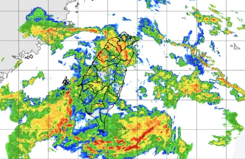 ▲氣象署雷達回波圖顯示，降雨回波不斷在台灣上空出現。（圖／中央氣象署cwa.gov.tw）