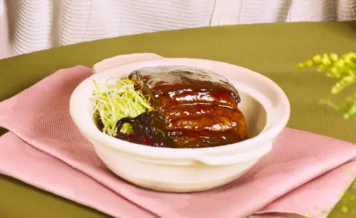 ▲阿翰也提到，每次回花蓮都必定會向媽媽點「思鄉紅燒肉」這道菜。（圖／饗賓集團提供）