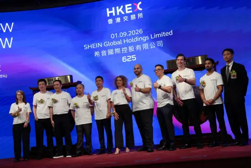 ▲中國創立、總部位於新加坡的快時尚巨頭Shein週二（1日）正式在香港掛牌，創辦人暨董事長許仰天與員工合影。（圖／路透社／達志影像）