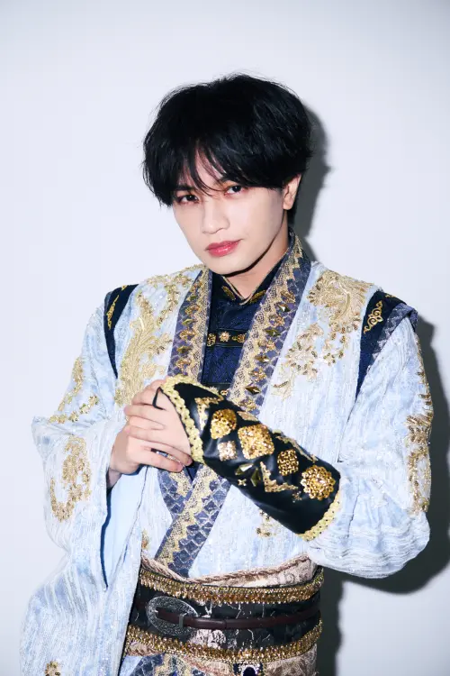 ▲中島健人熱愛《遊戲王》，還說身後有「青眼白龍」守護神。（圖／大鴻藝術BIG ART）
