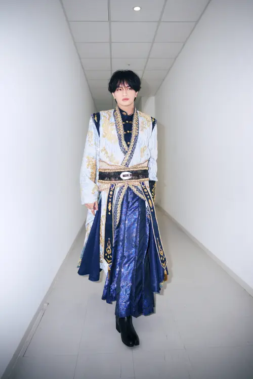▲中島健人誠意十足，為了訪問，特地穿上表演服受訪。（圖／大鴻藝術BIG ART）