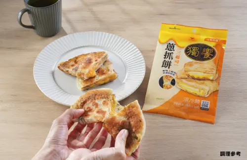 ▲鹹甜拉絲好滋味，三起司蔥抓餅是早餐、下午茶與宵夜首選。