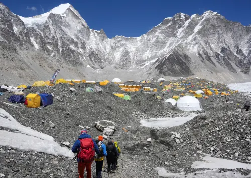 「登山客尿尿」能融154噸冰！最新研究揭聖母峰冰川加速融化細節