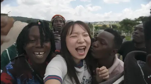 44萬YTR非洲獨旅遭包圍！被黑人男狂摸強吻　她嚇壞畫面全都錄