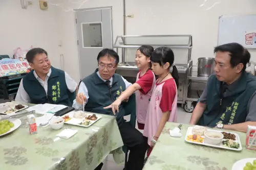 把關免費午餐品質　黃偉哲化身「美食秘密客」突襲校園