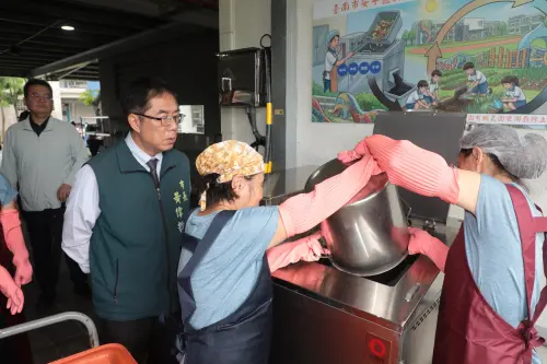 ▲ 市長黃偉哲化身「美食秘密客」，實地了解供餐、學生用餐及剩食處理情形。（圖／台南市政府提供）