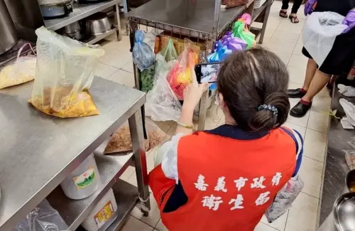 ▲嘉義市衛生局於昨日下午火速派員前往該店進行稽查，現場發現店家在環境衛生上確實存在缺失，已當場要求限期改善。（圖／嘉義市衛生局）