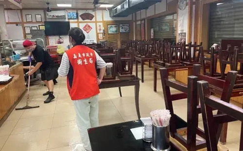 ▲「阿宏師」吳鳳店及光華店已自 8 月 31 日起自主停業一週，除了委請專業消毒公司進行全店環境、設備及餐具的深度清潔。（圖／嘉義市衛生局）