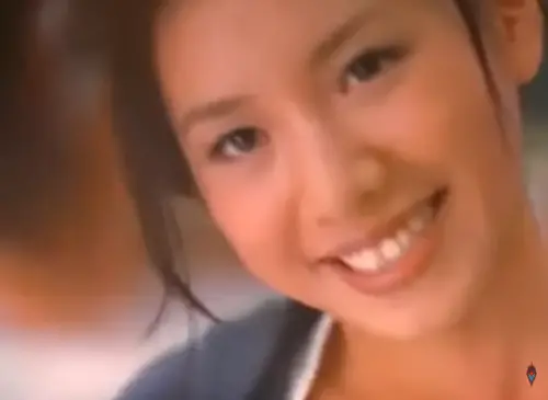 ▲侯湘婷在廣告中歪頭對任賢齊嬌羞微笑，迷暈眾人。（圖／翻攝自張哲生YouTube）