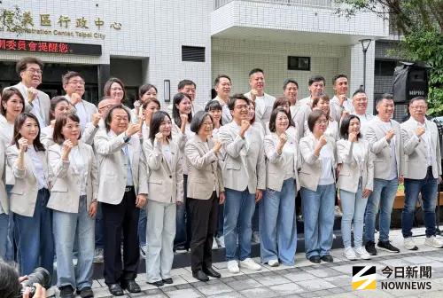 ▲前總統蔡英文陪同沈伯洋登記參選台北市長。（圖／記者嚴俊強攝影）
