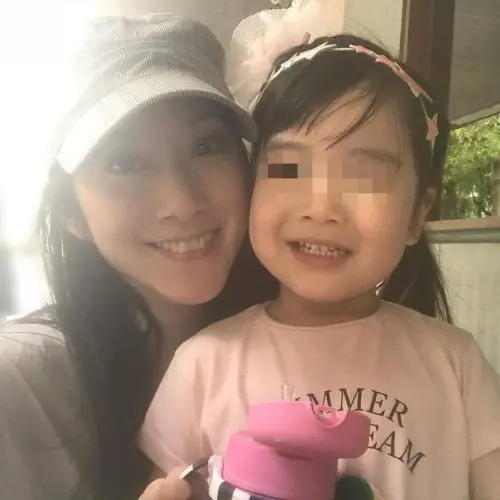 ▲許慧欣婚後在兩周年結婚紀念日當天產下女兒，2021年分享的母女合照相當溫馨。（圖／eVonne 許慧欣臉書）