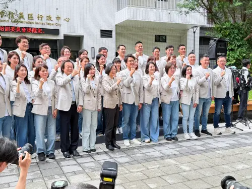 ▲蔡英文今陪同沈伯洋登記參選，並送上船舵給予祝福。（圖／記者嚴俊強攝，2026.09.02）