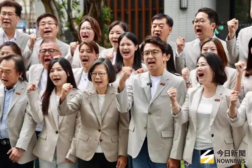 ▲前總統蔡英文陪同沈伯洋登記參選台北市長。（圖／記者嚴俊強攝影）