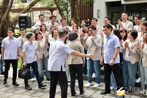▲前總統蔡英文陪同沈伯洋登記參選台北市長。（圖／記者嚴俊強攝影）