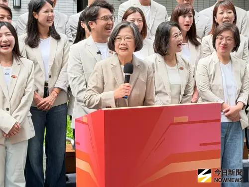 ▲前總統蔡英文陪同沈伯洋登記參選台北市長。（圖／記者嚴俊強攝影）
