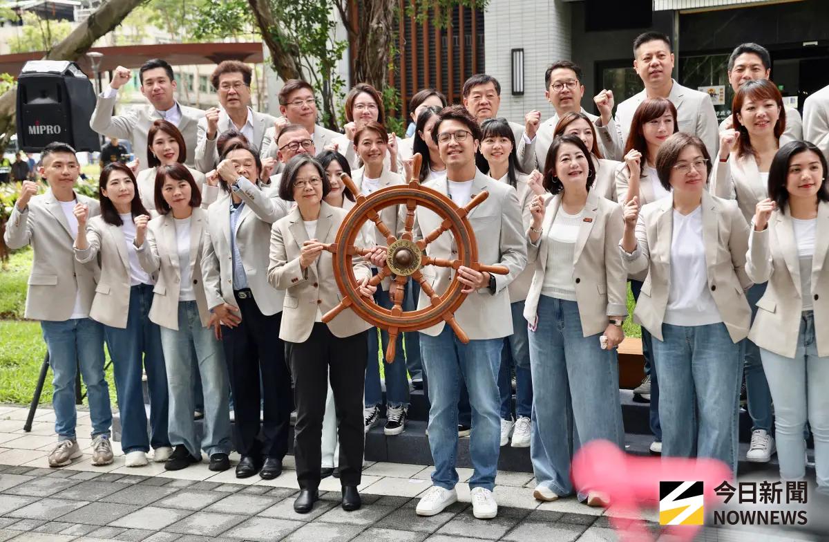 ▲前總統蔡英文陪同沈伯洋登記參選台北市長。（圖／記者嚴俊強攝影）