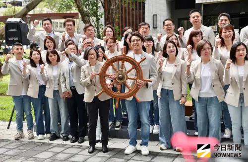 ▲前總統蔡英文陪同沈伯洋登記參選台北市長。（圖／記者嚴俊強攝影）