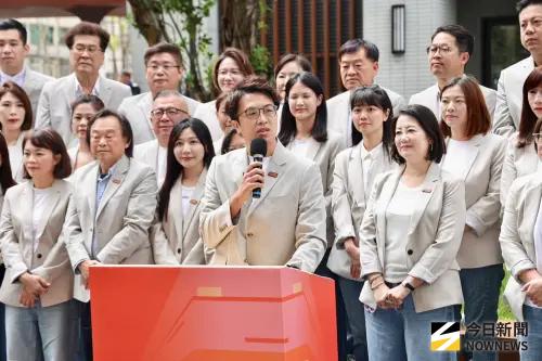 ▲高嘉瑜忘記帶「米色西外」戰袍，險些出包。（圖／記者嚴俊強攝影）