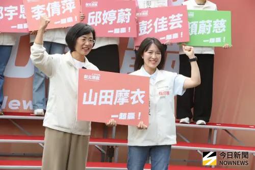 ▲蘇巧慧今日在36位議員參選人陪同下登記參選新北市長。（圖／記者陳威叡攝）