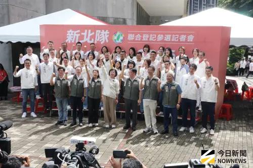 ▲蘇巧慧今日在36位議員參選人陪同下登記參選新北市長。（圖／記者陳威叡攝）