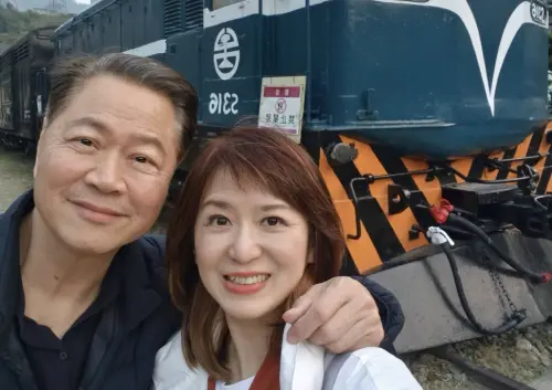 ▲周玉琴（右）和大12歲的名嘴賴岳謙2022年登記結婚，兩人都是二婚。（圖／翻攝自臉書@周小琴吃到寶）