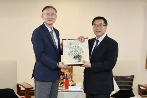 ▲ 台南市長黃偉哲贈送蘭花大盤給台北韓國代表部新任代表黃載皓代表。（圖／南市府提供）