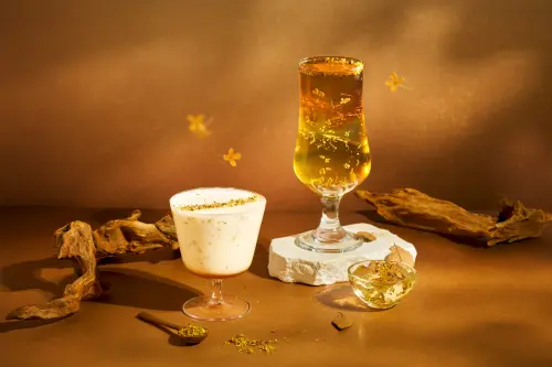 ▲左起：中杯「桂花香檸優格」90元、大杯「桂花凍凍香檸金萱」65元。（圖／發發thefarfarfarm.com）’
