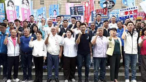 ▲台中市長盧秀燕與立法院副院長江啟臣、藍營市議員，今天前往台中選委會，陪議長張清照、副議長顏莉敏辦理登記。（圖／記者顏幸如攝，2026.09.02）
