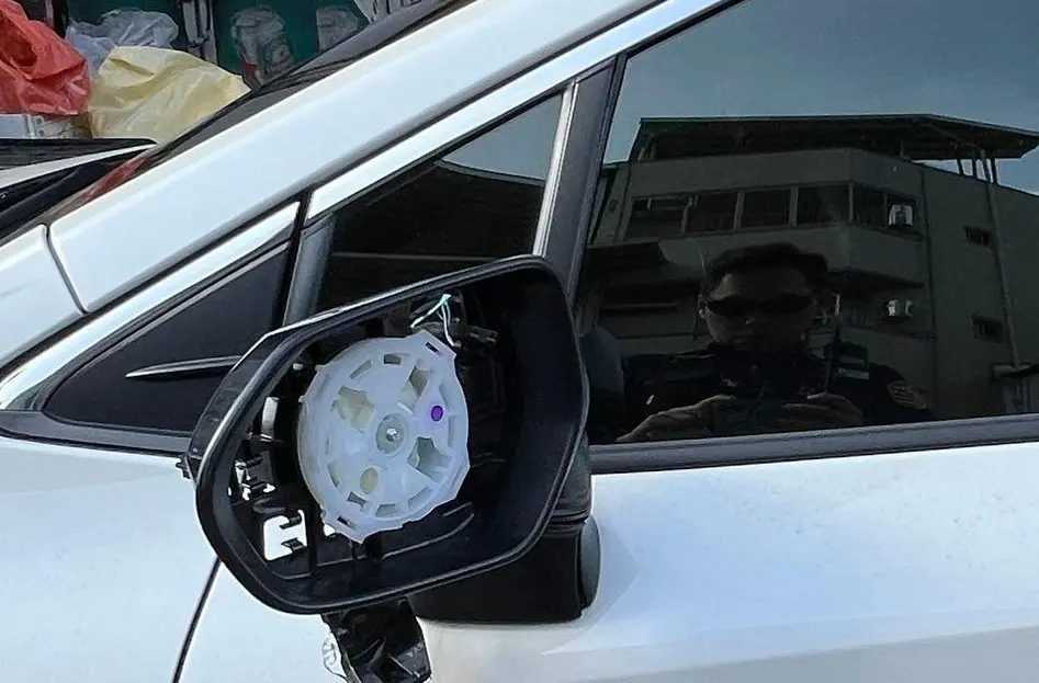 ▲報案人車輛左側後照鏡被撞到破裂、外殼噴飛，但不見肇事車輛。原來肇事者車輛當時車內音樂音量很大，沒察覺車輛已發生擦撞(圖/記者鄧力軍翻攝)