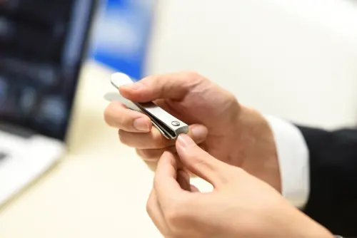 ▲共用指甲剪、刮鬍刀等沾血個人物品暗藏 C 肝傳染風險，日常應避免混用。（示意圖／取自photoAC）