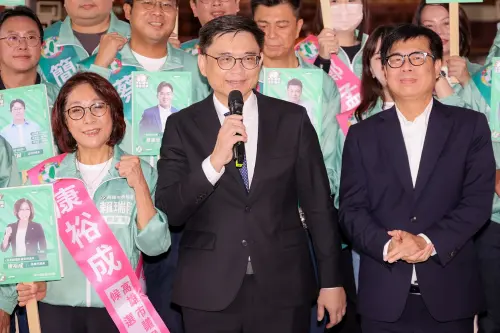 ▲ 賴瑞隆則以「高雄大聯盟」為選戰主軸，喊出「正面第一、團結第一、專業第一、高雄第一」的「四個第一」。並誓言帶領民進黨市議員拚議會過半。（ 圖／翻攝畫面）