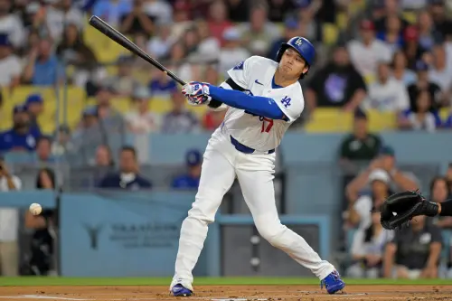 大谷翔平回壘急煞露痛苦神情！右肘又挨球吻　8局退場讓球評急了