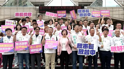 ▲蔡其昌與民進黨32名市議員參選人，陪何欣純辦理市長選舉登記。（圖／記者顏幸如攝，2026.09.02）