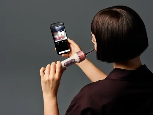 ▲Dyson CameraJet 連結 MyDyson App，即時查看口腔細節。（圖／Dyson）