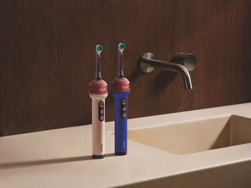 ▲Dyson CameraJet微鏡噴射電動牙刷上市，推出「粉霧玫瑰」與「極光曜藍」兩款配色。（圖／Dyson）