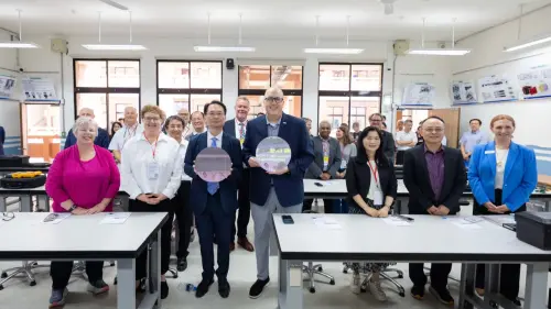 ▲美方代表團走訪高科大楠梓校區聯電合作教室，了解學校結合企業資源推動半導體實務教學及產學共育成果。（圖／高科大提供）