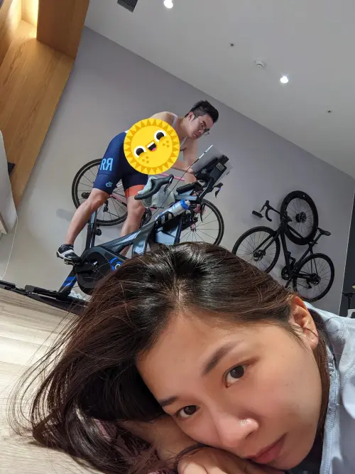 ▲侯湘婷（前）分享和老公楊孟學在家中的生活照，沒上妝的她美貌、氣質依舊。（圖／Angela﹠Marcel的兩輪世界臉書）